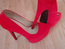 Pantofi roșii cu platforma ascunsă