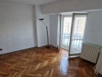 Apartament 4 camere, decomandat, 4 balcoane, in zona Decebal