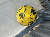 Minge de fotbal galbenă