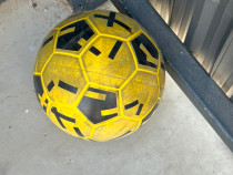 Minge de fotbal galbenă