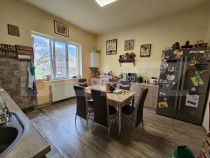 Apartament in casa 100 mp, 3 camere, teren 260mp, zona Dambu