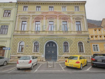 Apartament 102 mp utili, cu parcare în curte, Str. Caste...