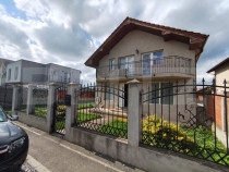 De vanzare casa mobilata complet, racordata la toate utilita