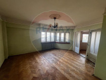 Apartament cu 4 camere de v&acirc;nzare &icirc;n zona Central