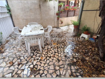 Garsoniera de inchiriat la curte zona Capitol