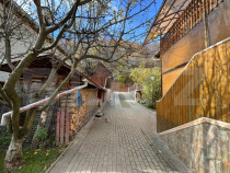 Proprietate spațioasă, curte generoasă &icirc;n C&acirc;mpeni, Țar