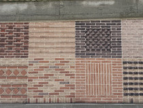 Cărămidă aparentă și gresie decorativă