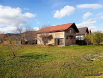 Casa la rosu cu 3 dormitoare, garaj si bransamente utilitati