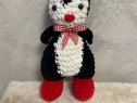 Vând pinguin croșetat din catifea Hand made