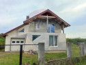 CASĂ DE V&Acirc;NZARE CU 10 ARI DE TEREN