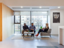 Spațiul de birou frumos proiectat, &icirc;n plan deschis, pentru 10 persoane