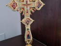 Cruce metal cu postament pentru masa altarului