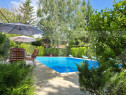 Proprietate Exclusivistă: 2 Case, Piscină și Teren de Ten