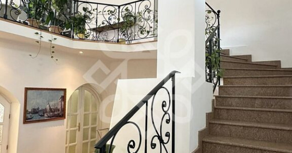 Casa cu 5 camere la curte comuna, ultracentral in oradea