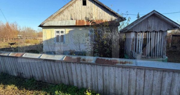 Casa batraneasca, 50 mp si teren intravilan 4900 mp, udesti