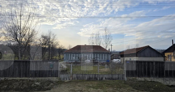 Casă bătrânească cu teren generos în bucecea