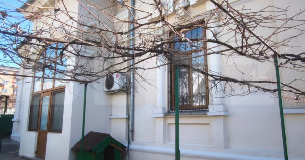 Casa cu 4 camere, 128 mp utili si 303 mp teren, zona central