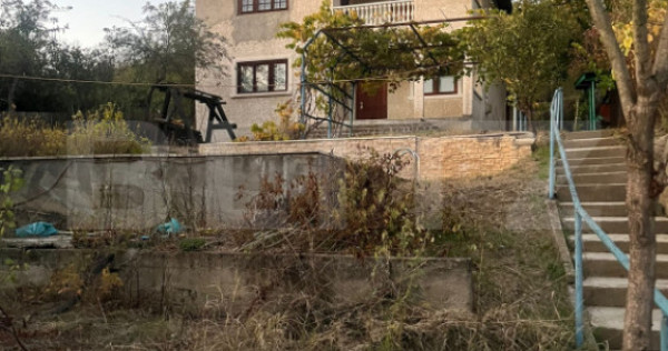 Casa cu piscina p+m, 1.368 mp teren, leamna de sus