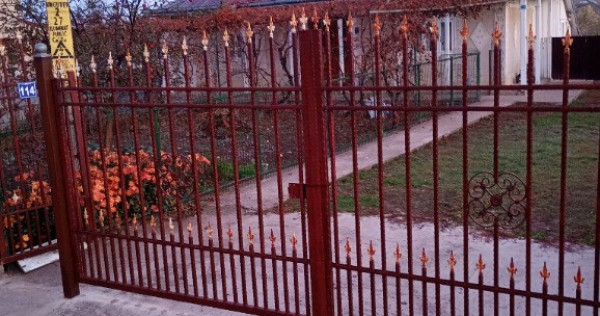 Casa bătrânească de vanzare