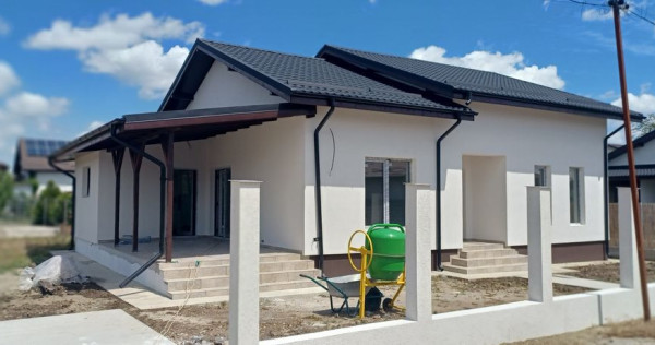 Săbăreni, casă nouă tip parter, cu pod mansardabil
