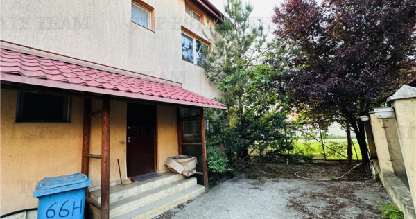 Vila 5 camere, suprafata 235 mp, rosu, str crinului