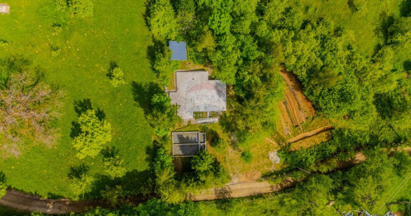 Teren intravilan / 2 fundatii a fame bran poarta/ muntii ...