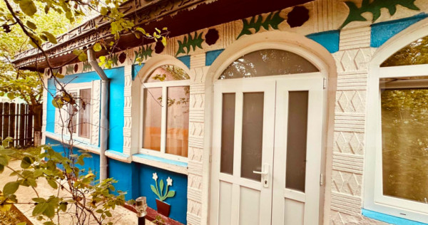 Casa batraneasca de vanzare, cu anexe, 2900 mp teren, zona p