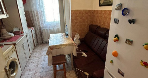 De vanzare 4 camere , etajul 1, ultracentral 2 bai, 76000 euro