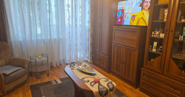 Vand apartament cu 2 camere in deva, piata, etaj 3, mobilat