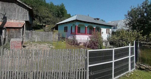 Casa batraneasca cu teren (3.400 mp) la alunis