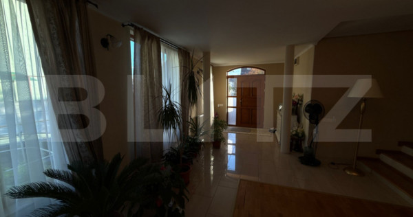 Casă spațioasă cu 2 corpuri , 300 mp– ideală pentru 2