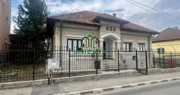 Casa centru/ 4 camere / teren 920mp