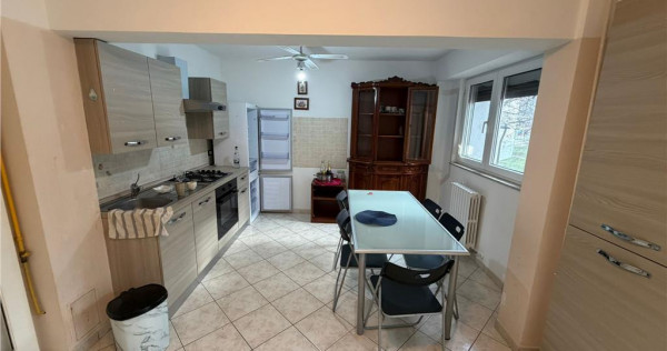 Apartament 4 camere transformat in 3, etaj 1, 100mp, pictor