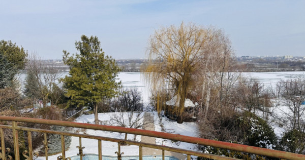 Resedinta emblematica in rosu, pe malul lacului, 785 mp, 200