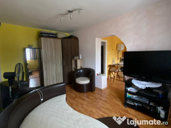 Vand garsoniera pucioasa