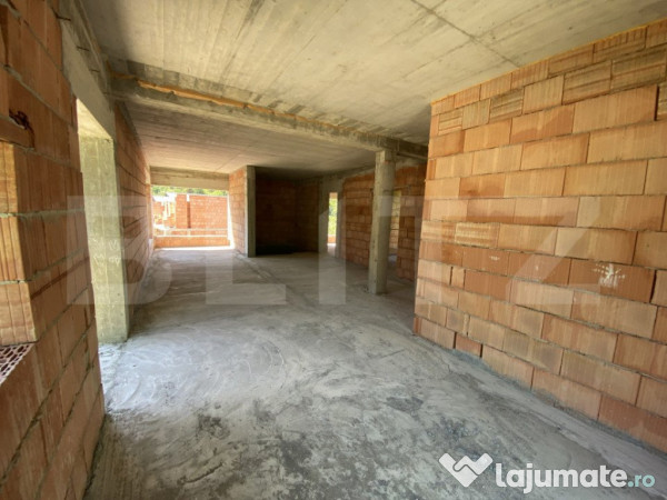 Casa familiala 3 camere, 500 mp teren, la poalele mesesului