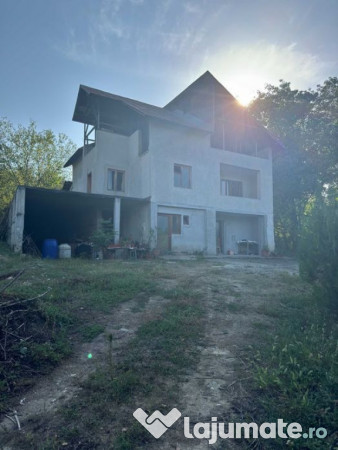 Casa de vanzare la rosu