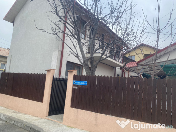 Vând casă 4 camere