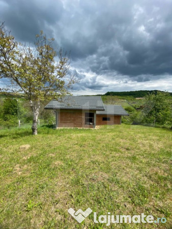 Casa la rosu, cu 3 camere, 74 mp, teren 800 mp, zona centur