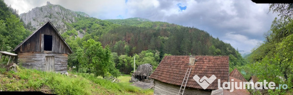 Casă de lemn în zona montană – întregalde