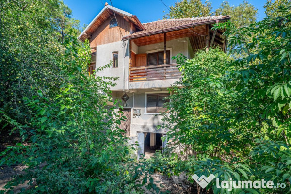 Casă d+p+e cu teren 1023 mp, slănic prahova