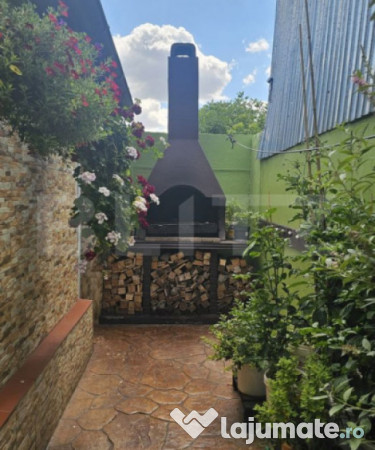 Casă spațioasă cu mansardă, curte amenajată cu grătar