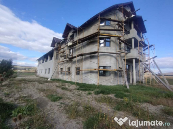 Cladire,sala evenimente+camere de cazare 1400mp utili+ 11600