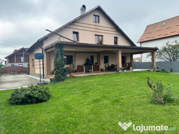 Casă superbă spatioasa intr-o zona linistiota aproape de o