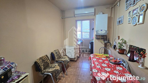 Apartament cu 3 camere, centrala proprie, etaj 3, zona Li...