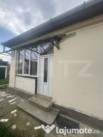Casa de locuit cu 3 camere, 80 mp, cu 683 mp teren, zona cen