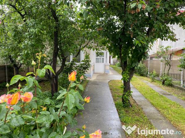 Casă din caramidă cu 4 camere 2 bucătării,baie
