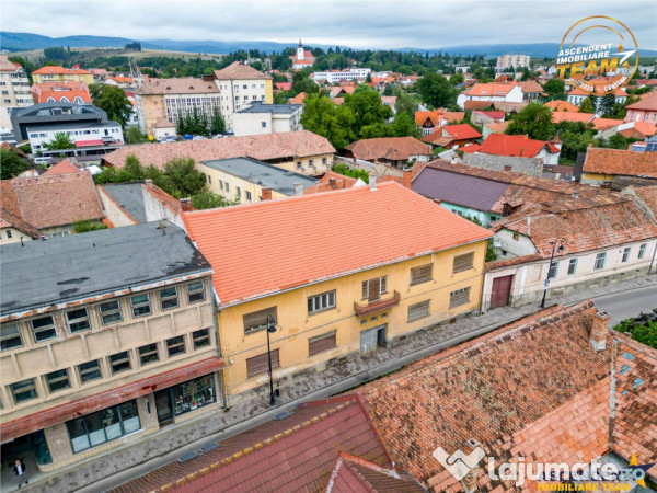 Edificiu istoric,1.600 mp,central,potential:birouri,hotel bo