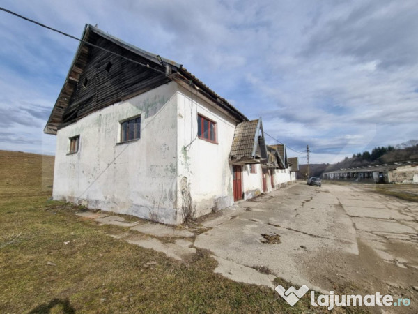 Clădiri și teren de închiriat - zonă turistică!