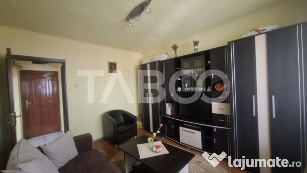 Apartament 3 camere de vanzare decomandat 50 mp zona Vasile